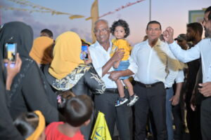 ދުވާފަރު ތަފާތު، ރައީސަށް މަރުހަބާ ދަންނަވަން ބައިގަޑިއިރު!
