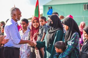 ހެދުން އަޅާގޮތަކުން ވަޒީފާ ދިނުމާއި، ޚިދުމަތް ދިނުމަށް އެއްވެސް ތަފާތެއް ނުކުރާނަން: ޑރ. މުއިއްޒު