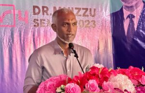 ވަޒީފާތަކުން ކަނޑާ، މަޝްރޫޢުތައް ހުއްޓާލާނެކަމަށް ބުނަނީ އޮޅުވާލަން، މިއަންނަނީ ތަރައްޤީ ކޮށްދޭން: ޑރ.މުއިއްޒު