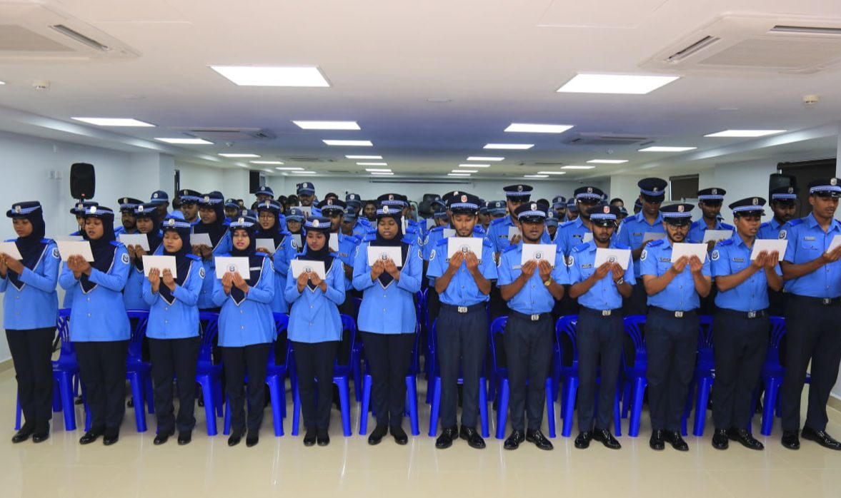 ފުލުހުންގެ ޚިދުމަތާ 100 މުވައްޒިފަކު އަލަށް ގުޅިއްޖެ
