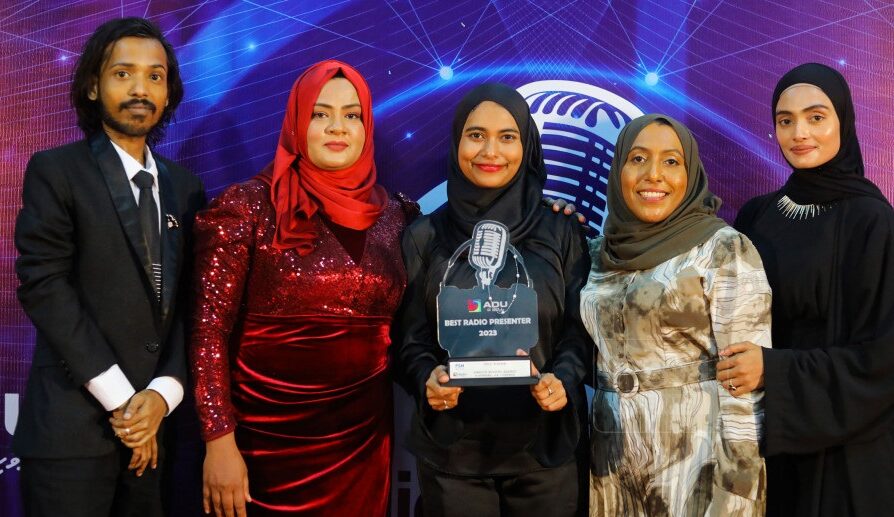 ޕީއެސްއެމްގެ ރޭޑިއޯ ޕްރެޒެންޓަރ މުބާރާތުގެ ފައިސާ ނުދީ ދެމަސް!