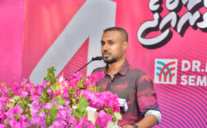 ތަރައްޤީގައި މަޑަވެލި ބާކީކުރި ކުރުން މިސަރުކާރަށް ވޯޓުން ފެންނާނެ: މުޢާޒު