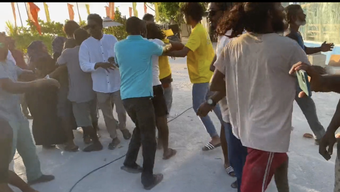 ގުރައިދޫގައި އެމްޑީޕީ މީހުން ހަމަނުޖެހުން ހިންގަނީ، އެކަށީގެންވާ ވަރަށް ފުލުހުންނެތް!