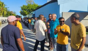 އެމްޑީޕީއަށް ސޮއިކުރި ގައްދޫ ކައުންސިލް ރައީސަށް ގައްދޫ އެމްޑީޕީ މެމްބަރުންގެ ހޫނު މަރުހަބާއެއް!