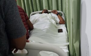 ކޮލަމާފުށީގައި އެމްޑީޕީ މީހަކު ޕީޕީއެމް މީހެއްގެ ލޯމަތީގައި ޖަހާ މާރާމާރީ ހިންގައިފި!