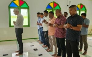 ކެމްޕޭންގައި ބުރަކޮށް އުޅުއްވަމުންވެސް ޑރ.މުއިއްޒުގެ އެންމެ ބޮޑު އިސްކަމެއް ނަމާދަށް!