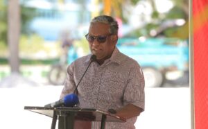 ހިތާމައާއިއެކު ވަހީދު ވިދާޅުވީ އެއްޕާޓީއަށް އޭނާއަކީ ކާޅެއް ކަމަށާއި، އަނެއް ޕާޓީއަށް ބާޒެއް ކަމަށް!