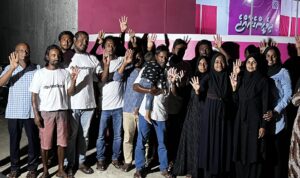 ބިލެތްފަހި ޑިމޮކްރެޓުން މުއިއްޒުއަށް ތާއީދުކޮށް ކެމްޕޭނަށް ނިކުމެއްޖެ!