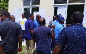 މުޢިއްޒުގެ ވޯޓުތަކެއް ބާޠިލުކުރަން ވޯޓު ކަރުދާހުގައި ކުރެހިކަމަށް ތުހުމަތުކުރާ އޮފިޝަލަށް ފިޔަވަޅު އަޅައިފި