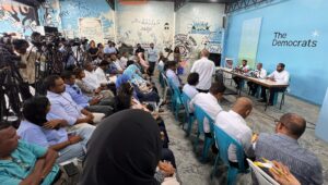 ޑިމޮކްރެޓުން ނިންމީ ކޮމެޓީއެއް އެކުލަވާލައި މަޝްވަރާއަށް ދާން
