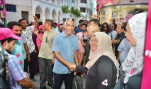 މާލޭ ރައްޔިތުންނާއި ބައްދަލު ކޮށްލުމަށް ޑރ. މުއިއްޒު ދޮރުން ދޮރަށް!