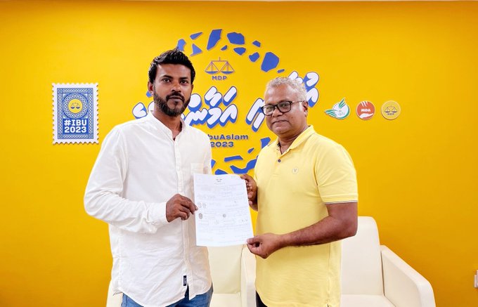 ރައީސް އޮފީހުގެ ކުރީގެ ތަރުޖަމާނު މުއާޒް އެމްޑީޕީއަށް