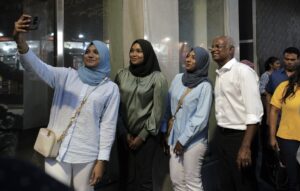 މާލެއަށް ޚާއްސަ އިސްކަމެއް ދެއްވާ، ރައީސް، މާލޭގައި ކޮންމެ ދުވަހަކު ދޮރުންދޮރަށް!