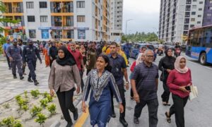 މެޑަމް ފަޒްނާ ހިޔާ ފްލެޓުތަކަށް ވަޑައިގަތުމުން މުޒާހަރާކޮށް، އަޑުއުފުލައިފި