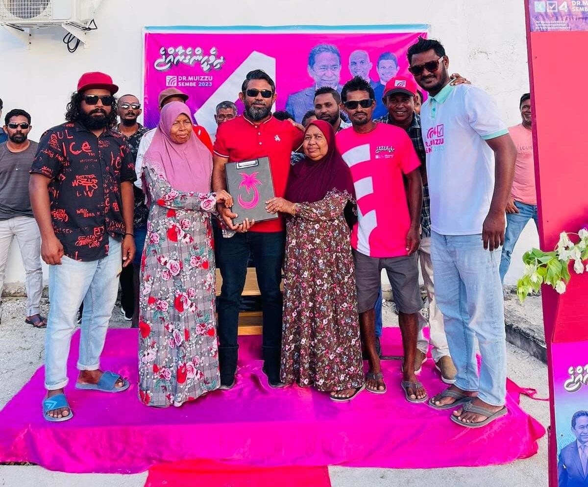 ޑރ.މުޢިއްޒަށް ތާޢީދުކޮށްގެން ފަރެސްމާތޮޑާ އެއަރޕޯޓްގެ އ.މެނޭޖަރ ވަޒީފާއިން ވަކިކޮށްފި