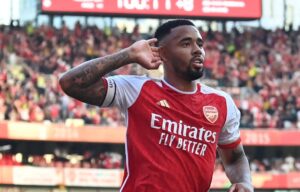 އާސެނަލުން ޔުނައިޓެޑް ހަމަބިމަށް ތިރިކޮށްފި