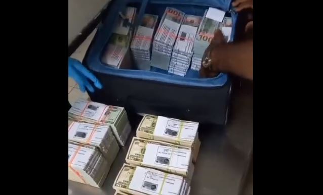 ދައުރުވަނީ ބޭންކަކުން އެތެރެކުރި ޑޮލަރުތަކެއްގެ ވީޑިއޯ: ކަސްޓަމްސް