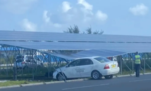 ހައިވޭގައި ހިނގި އެކްސިޑެންޓެއްގައި ސޯލާ ޕެނަލްތަކަށް ގެއްލުންވެއްޖެ