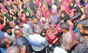 ޑރ. މުއިއްޒު މިރޭ ހުޅުމާލޭ ރައްޔިތުންނާއި ބައްދަލުކުރަނީ