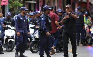 ސައިކަލެއް ޓޯކުރި އިރު، ފުލުހުން އަމަލުކުރި ގޮތް ބަލަނީ