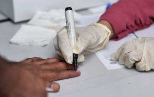 މެދު އިނގިލީގެ ބަދަލުގައި ކަށި އިނގިލީގައި ފާހަގަ ޖަހަން ނިންމައިފި