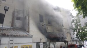 ޝީ ބިލްޑިން ކައިރީ ގެއެއްގައި ރޯވެ އަނދަނީ