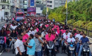 އެތައް ސަތޭކަ ޒުވާނުން ނިކުމެ މާލޭގައި މުއިއްޒަށް އޮތް ތާއީދު ދައްކާލައިފި