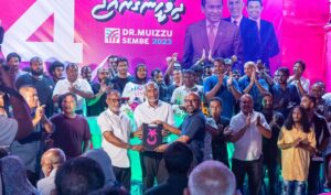ހުޅުދޫގެ އެމްޑީޕީ މެމްބަރުން ހިމެނޭހެން ގިނަ ބަޔަކު މުއިއްޒުއަށް ތާއީދުކޮށް ޕީޕީއެމްއަށް!