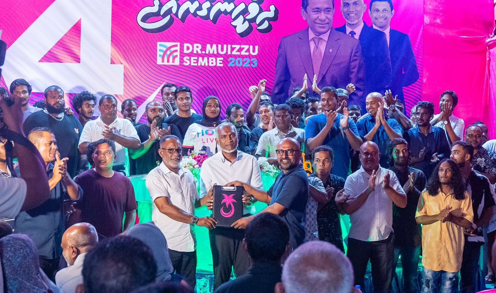 ހުޅުދޫގެ އެމްޑީޕީ މެމްބަރުން ހިމެނޭހެން ގިނަ ބަޔަކު މުއިއްޒުއަށް ތާއީދުކޮށް ޕީޕީއެމްއަށް!