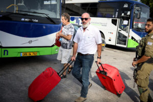 އިސްރާއީލްގެ އެތައް ބަޔަކު ގެދޮރު ގެއްލިފައި، 105 އަވަށަކުން މީހުން ނުކުންނަން އަންގައިފި