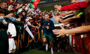 ރޮނާލްޑޯގެ ދެ ލަނޑާއެކު މޮޅުވެ، ޕޯޗްގަލް ޔޫރޯއަށް ކޮލިފައި ވެއްޖެ