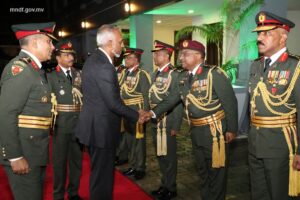 ސިފައިންގެ އެންމެ އިސްވެެރިޔާ ރައީސް މުއިއްޒު ސިފައިނާއި ބައްދަލު ކުރައްވައިފި