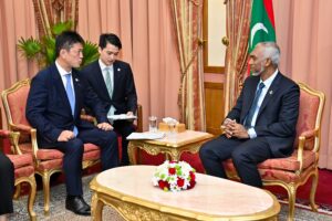 ޖަޕާނުގެ ބޮޑުވަޒީރުގެ ޚާއްޞަ މަންދޫބާ ރައީސް ބައްދަލުކުރައްވައިފި