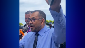 ހަނގުރާމަ ހުއްޓާލުމަށް ގޮވާލާ މިނިސްޓަރ ޒަމީރުވެސް މުޒާހިރާގެ ބައިވެރިންނާއެކީ އަޑު އުފައްލަވައިފި