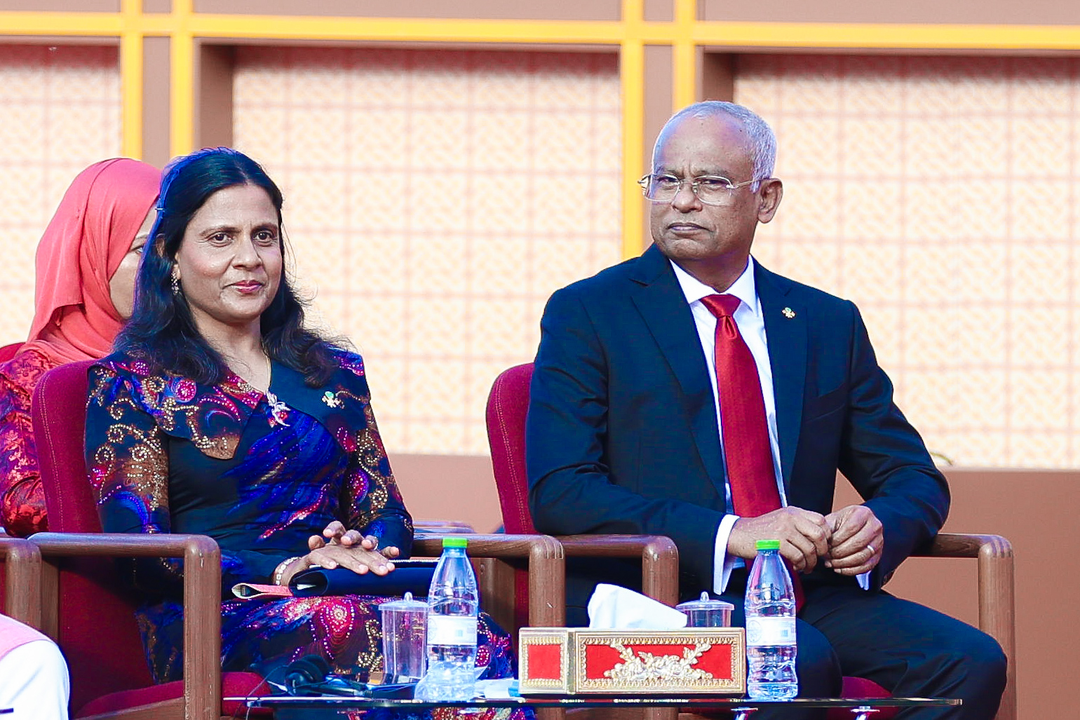 މުއިއްޒު ހުވާކުރައްވާ ރަސްމިއްޔާތަށް ރައީސް ސާލިހުގެ ދެކަނބަލުން ވަޑައިގެންފި