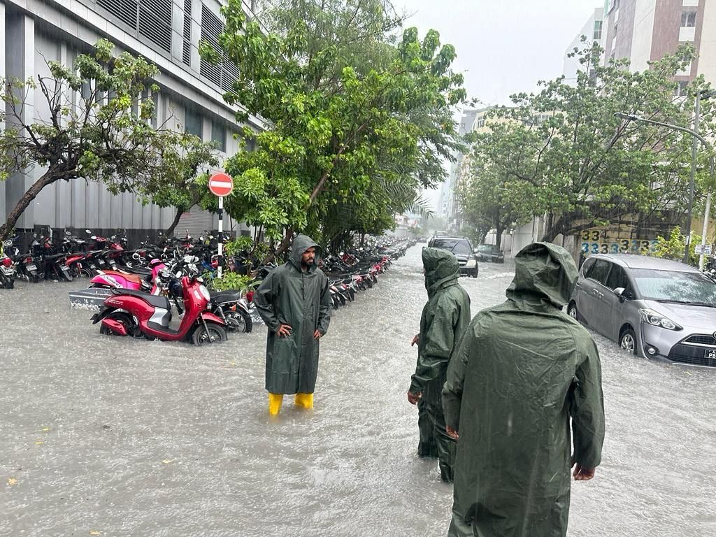 މާލެއަށް ބޯކޮށް ވާރޭވެހި ފެނު އަޑީގައި