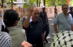 މަޖިލިސް ދޮށުގަ ބޭއްވި މުޒާހިރާގައި ފަލަސްތީނުން ރާއްޖެއަށް ކަނޑައަޅުއްވާފައިވާ ސަފީރު ބައިވެރިވެވަޑައިގެންފި