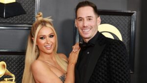 ޕެރިސް ހިލްޓަނަށް އަންހެން ކުއްޖެއް