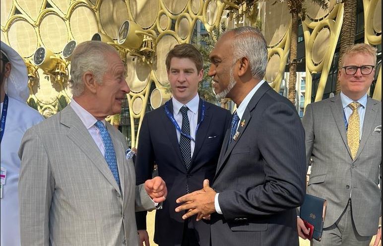 އިނގިރޭސި ރަސްގެފާނު ޗާލްސްއާއި ރައީސް ޑޮކްޓަރ މުޢިއްޒު ބައްދަލުކުރައްވައިފި