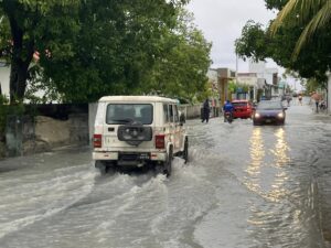 ވިއްސާރާގައި އައްޑޫ ސިޓީގެ 90އަށްވުރެ ގިނަ ގޭގައި ފެން ބޮޑުވެ ބައެއް ގެތަކުން ކަރަންޓު ކެނޑިއްޖެ