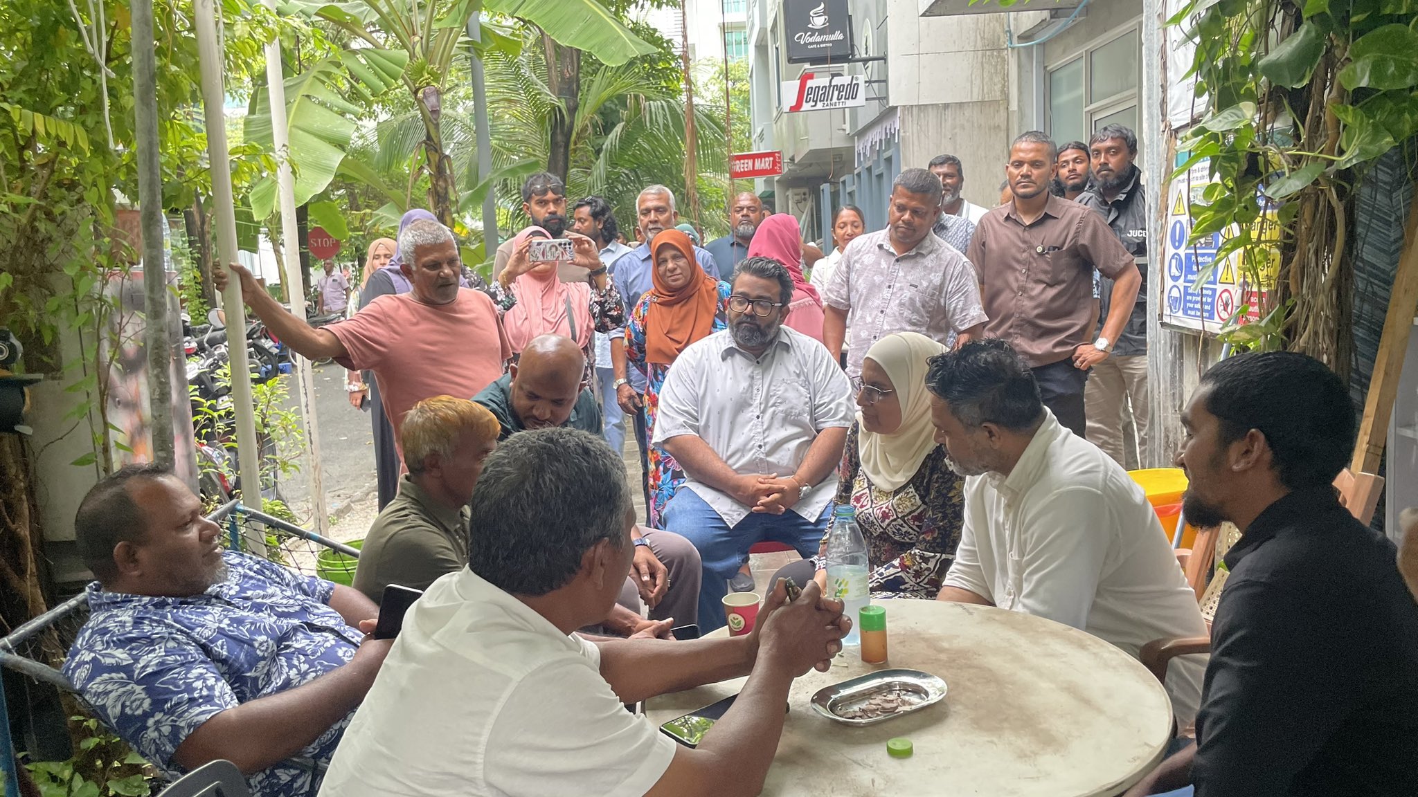 ކެމްޕޭން ވަރުގަދަކޮށް، އާޒިމާ ހުޅުމާލޭގައި ދޮރުން ދޮރަށް