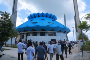 ސަލްމާން މިސްކިތުގައި ނަމާދަށް ހުރި މީގެއްގެ ދަބަސް ވަގަށް ނެގި މީހަކު ހައްޔަރު ކޮށްފި