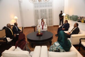 އަސްލަމް ސްރީ ލަންކާގެ ކުރީގެ ރައީސް މަހިންދަ ރާޖަޕަކްސްއާއި ބައްދަލު ކުރައްވައި