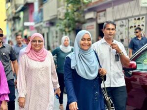 އާޒިމާގެ ކެމްޕެއިންގެ ކުރީ ސަފުގައި ފަސްޓް ލޭޑީ!