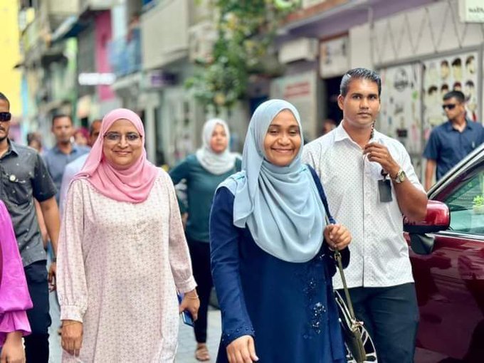 އާޒިމާގެ ކެމްޕެއިންގެ ކުރީ ސަފުގައި ފަސްޓް ލޭޑީ!