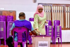 އާޒިމާ އެދިވަޑައިގަތީ ވީހާވެސް އަވަހަކަށް ވޯޓުލުމަށް!