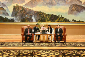 ސެކްރެޓަރީ އޮފް ފޫޖިއާން ޕްރޮވިންޝަލް ޕާޓީ ކޮމިޓީ އާއި ފޫޖިއާން ޕްރޮވިންސްގެ ގަވަރނަރއާ ރައީސު ބައްދަލުކުރައްވައިފި