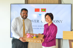 ޗައިނާ އިން މާފުށީ ސްކޫލަށް ކިޔަވައިދިނުމާއި ކުޅިވަރާ ބެހޭ ސާމާނު ހަދިޔާކޮށްފި