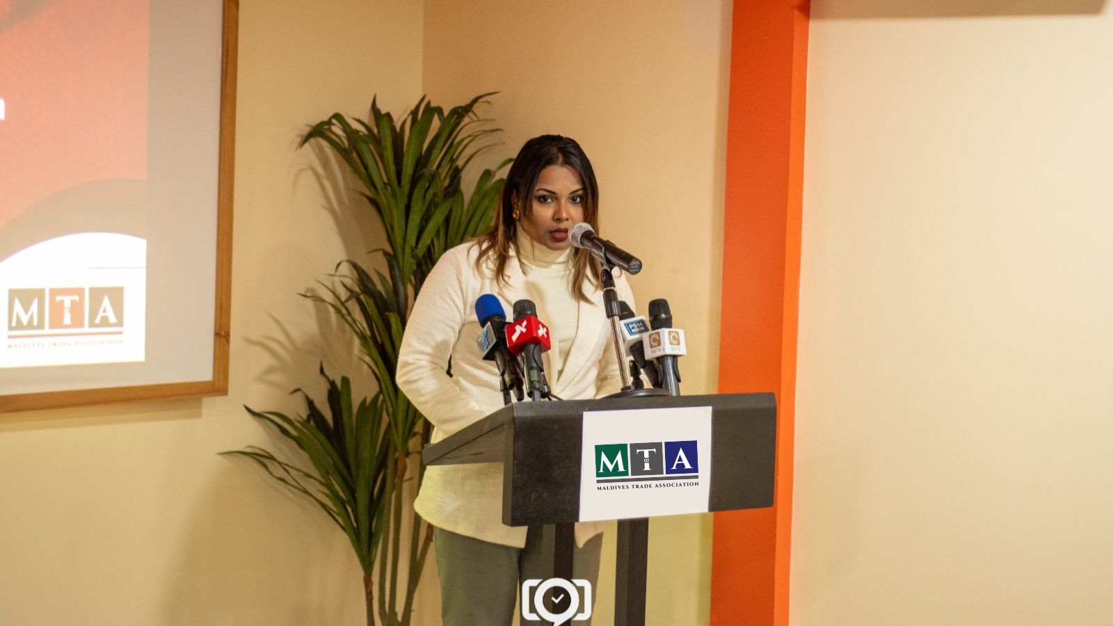 ވިޔަފާރީގައި އަންހެނުންގެ ބައިވެރިވުން އިތުރުކުރެވޭނެ ގޮތްތަކާއިމެދު މަޝްވަރާކުރަން ޖެހޭ: މުޒުނީނާ