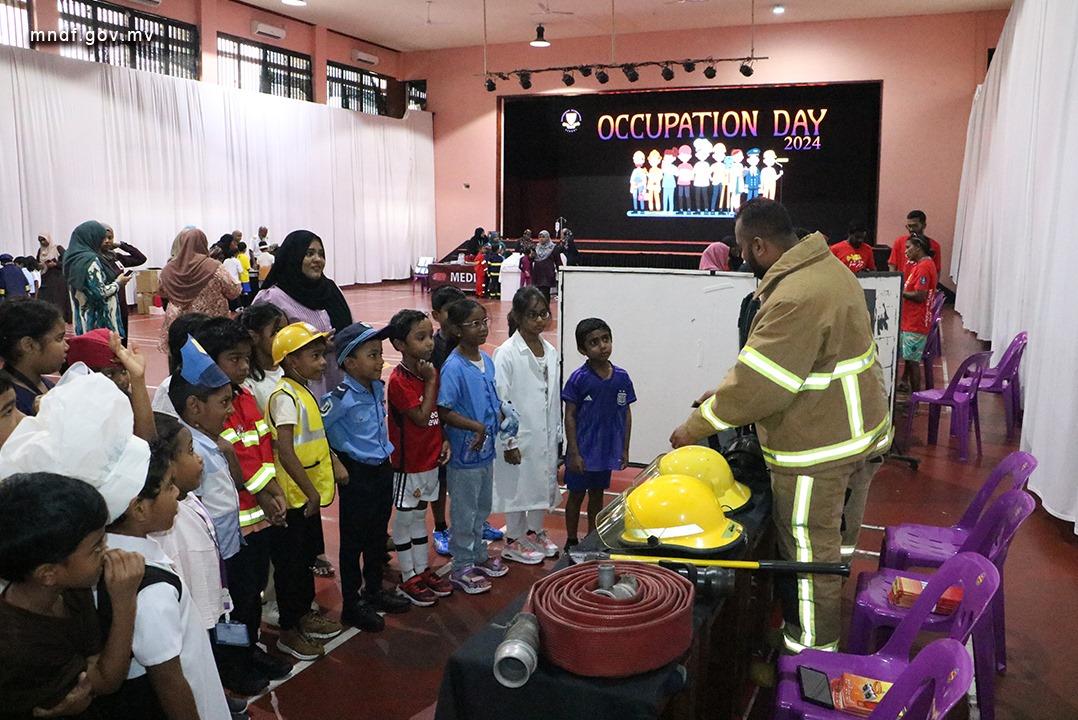 ޣިޔާޘުއްދީން އިންޓަރނޭޝަނަލް ސްކޫލްގެ "އޮކިއުޕޭޝަން ޑޭ" ޕްރޮގްރާމްގައި އެމްއެންޑީއެފް ފަޔަރ އެންޑް ރެސްކިޔު ސަރވިސްއިން ހަރަކާތެއް ކުރިއަށް ގެންގޮސްފި